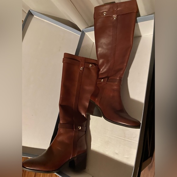 Boots - Picture 3 of 10